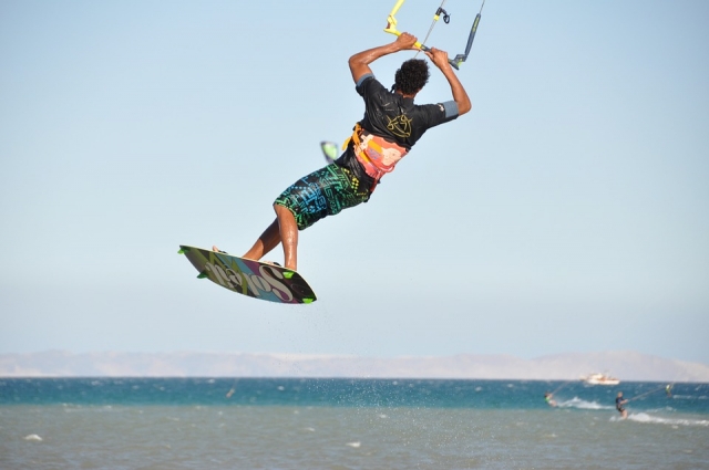 Chico haciendo kite
